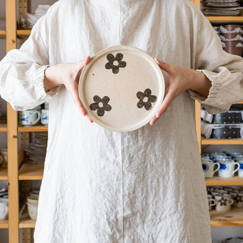 Ms. Asako Okamura's round plate that beautifully complements the food served.