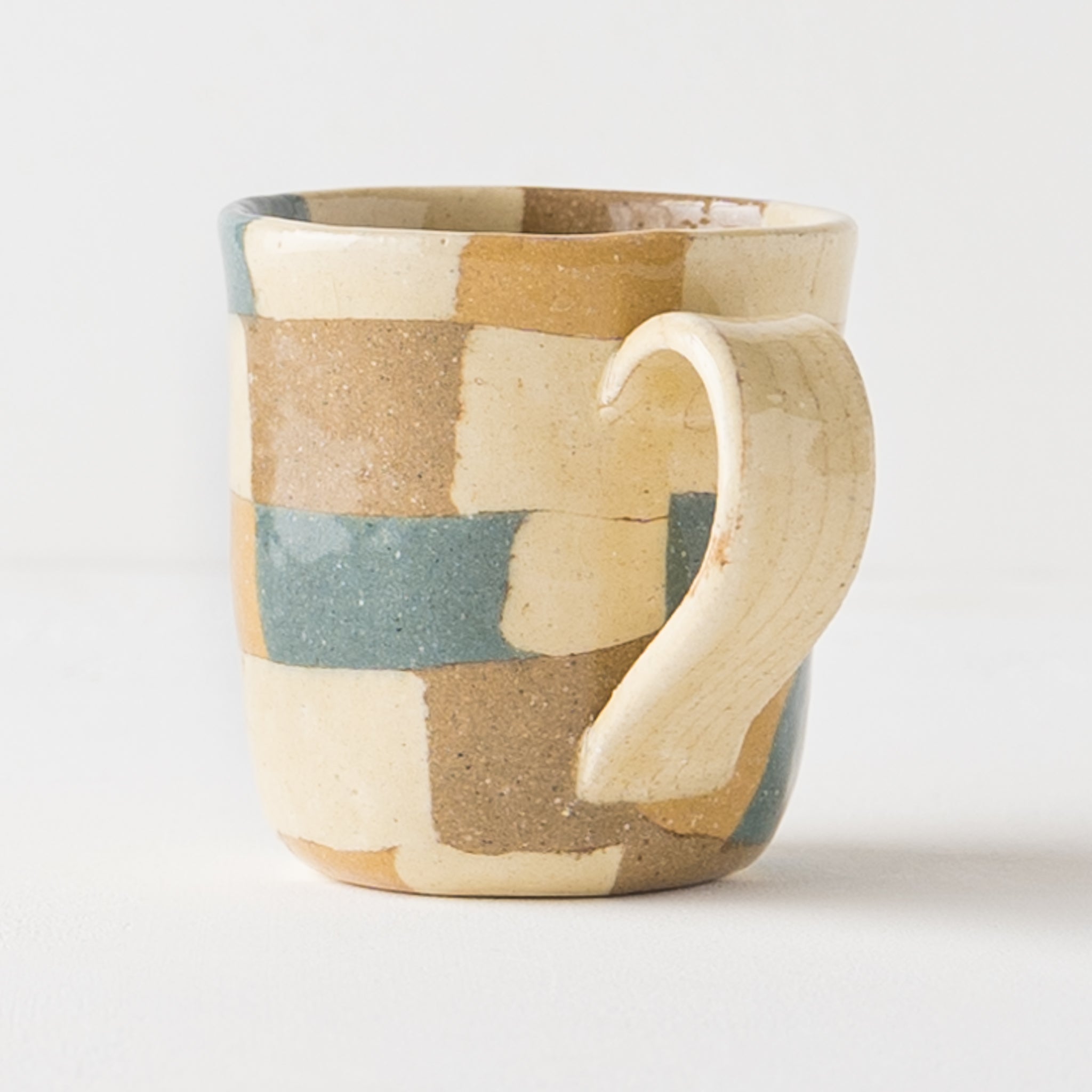 Mug made by Hanako Sakashita, whose block pattern is fashionable and cute.