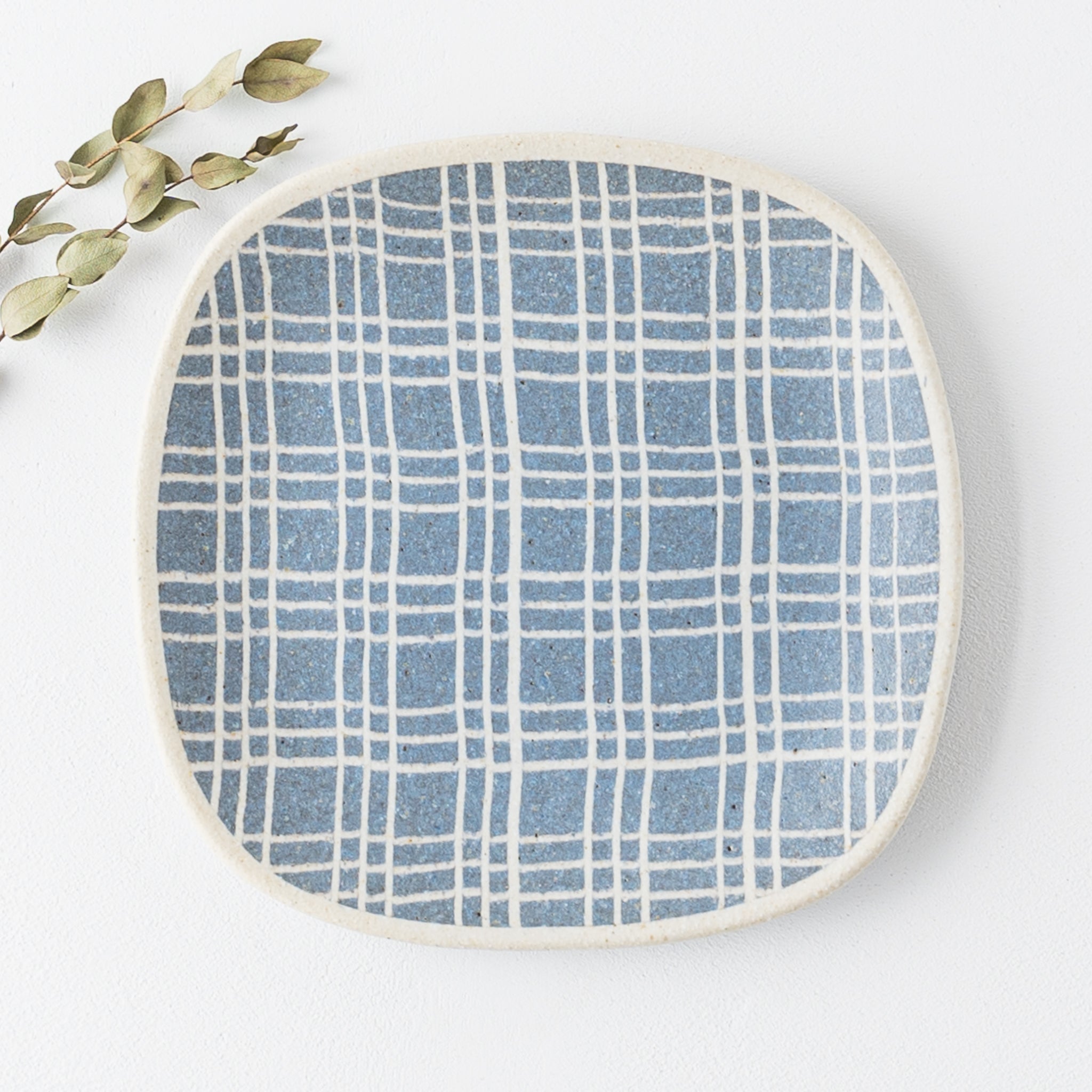 Hanako Sakashita's bread plate with cute lattice pattern