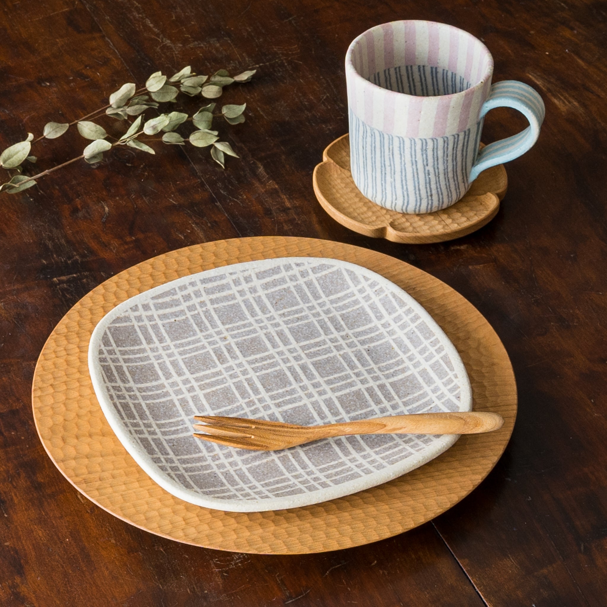 Hanako Sakashita's kneaded mug and square plate perfect for breakfast and lunch