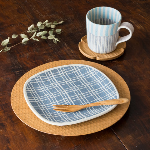 Hanako Sakashita's kneaded square plate and mug that makes you want to eat more bread