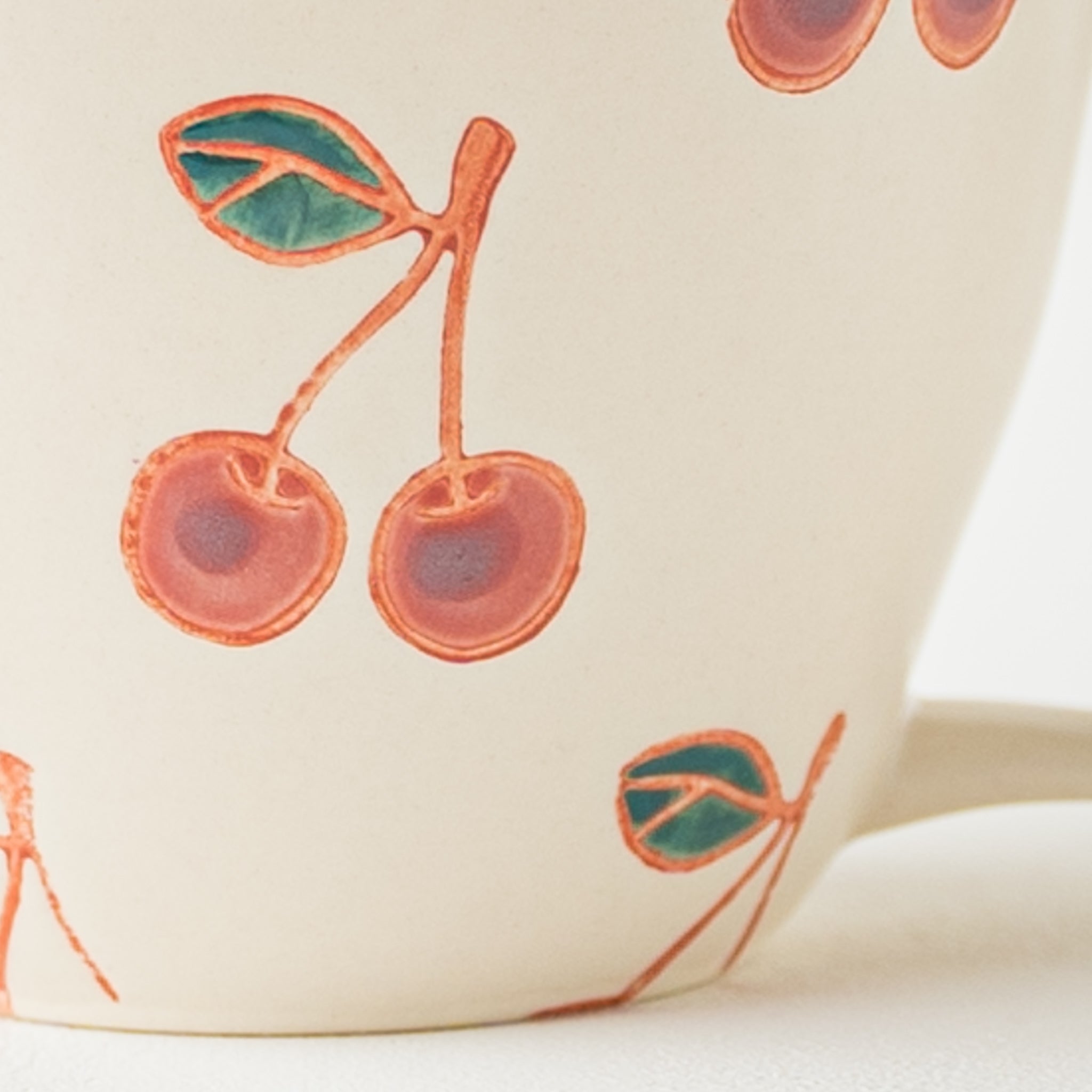 A Hasami ware pot with a gentle cherry pattern that warms your heart