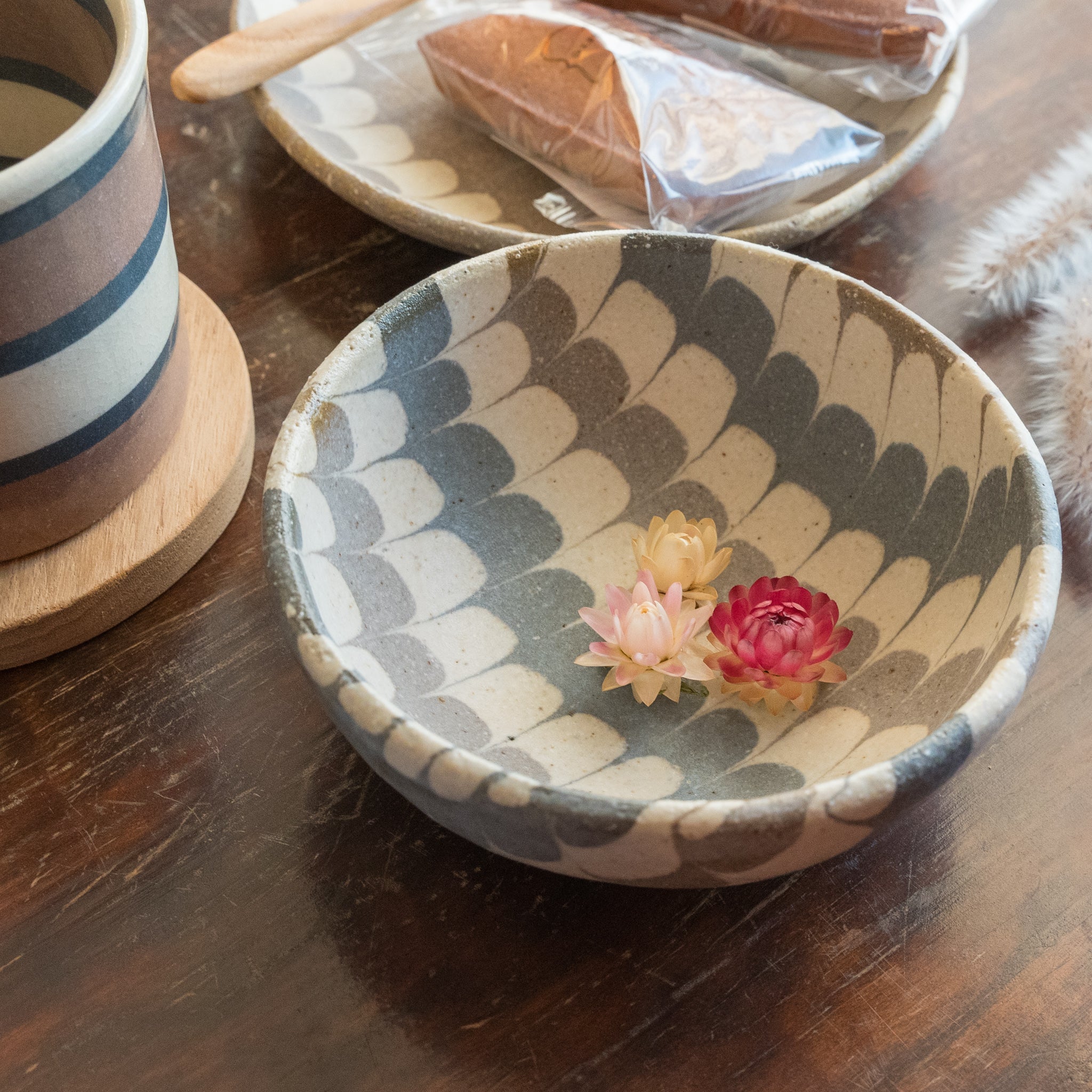 Hanako Sakashita's kneaded round bowl perfect for break time