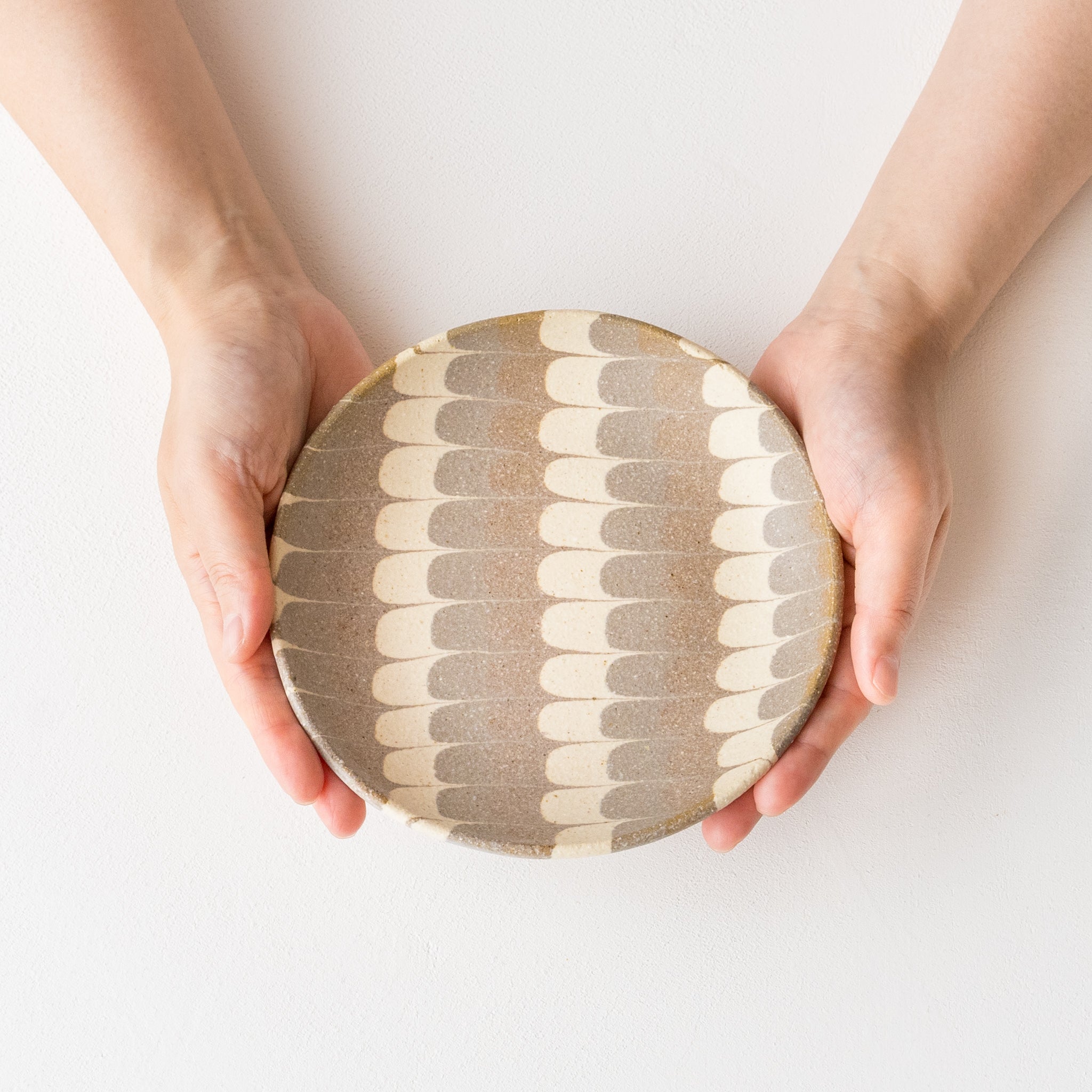 Hanako Sakashita's round plate with a cute kneaded quail pattern