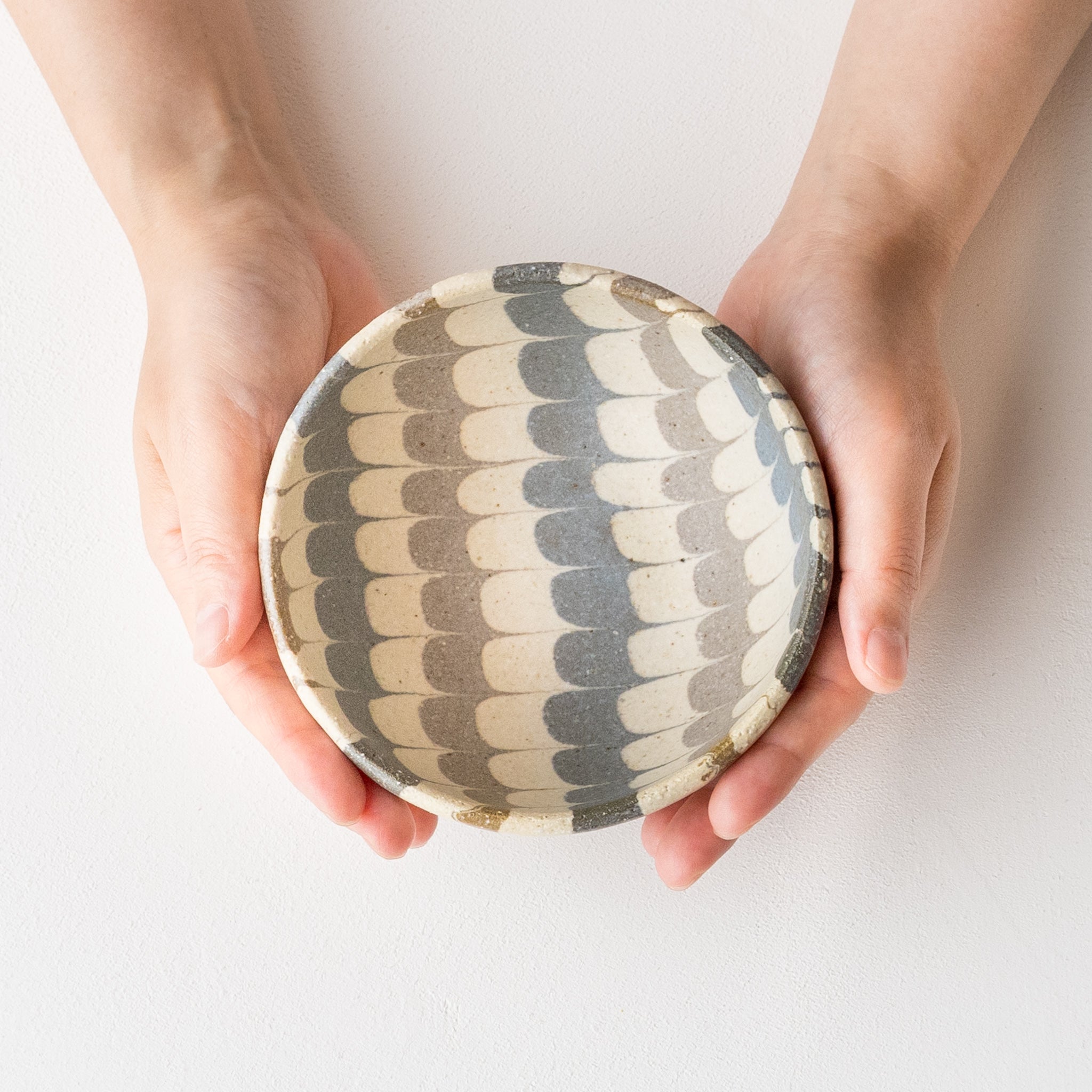 A round bowl with a cute quail pattern by Hanako Sakashita