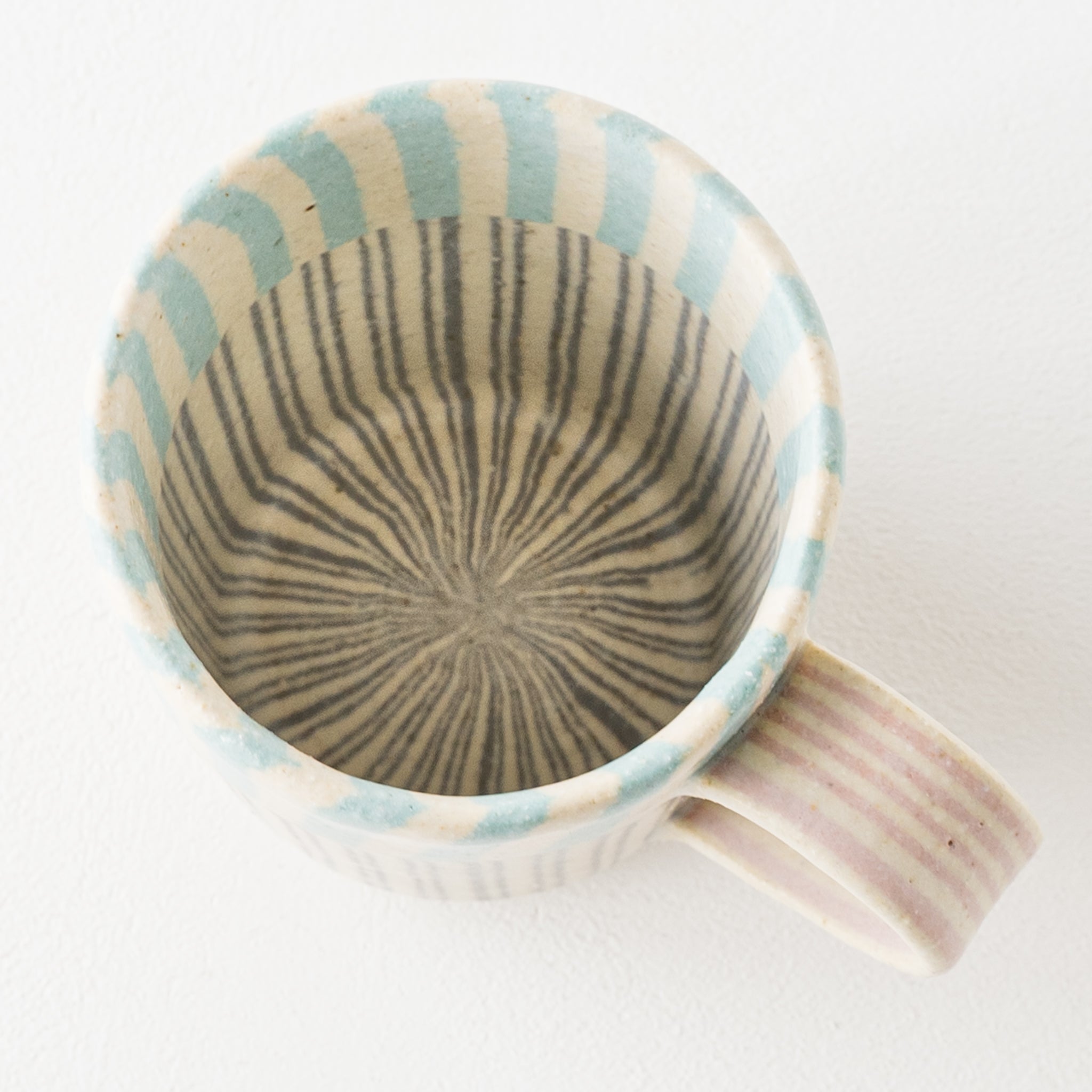 Hanako Sakashita's kneaded mug that is soothing with cute patterns on the inside and outside