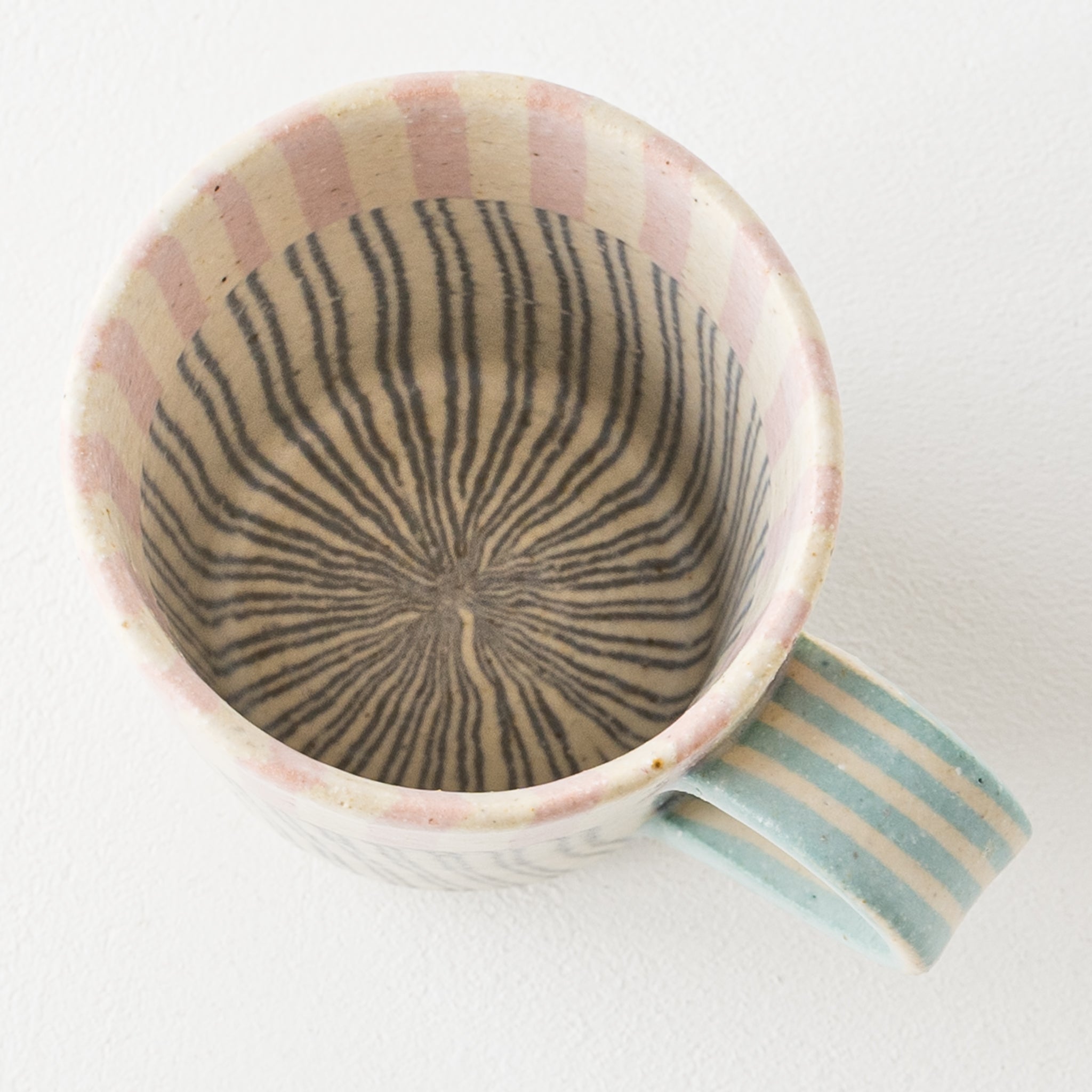 Hanako Sakashita's cute kneaded mug with a beautiful pattern on the inside