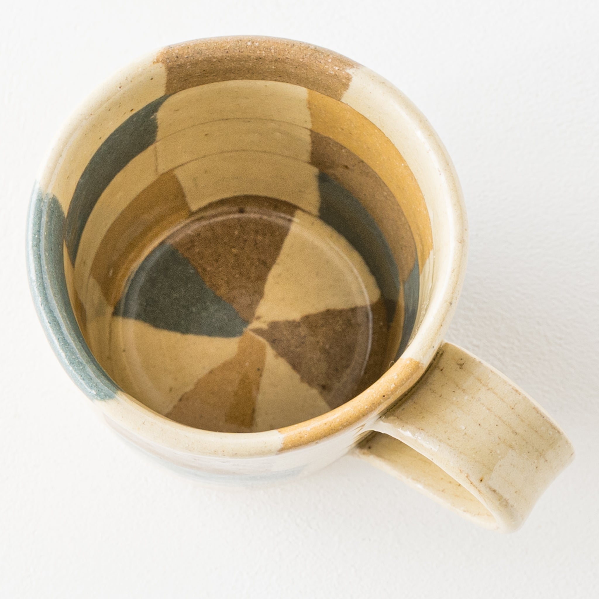 Hanako Sakashita's kneaded mug with cute patterns on the inside and outside.