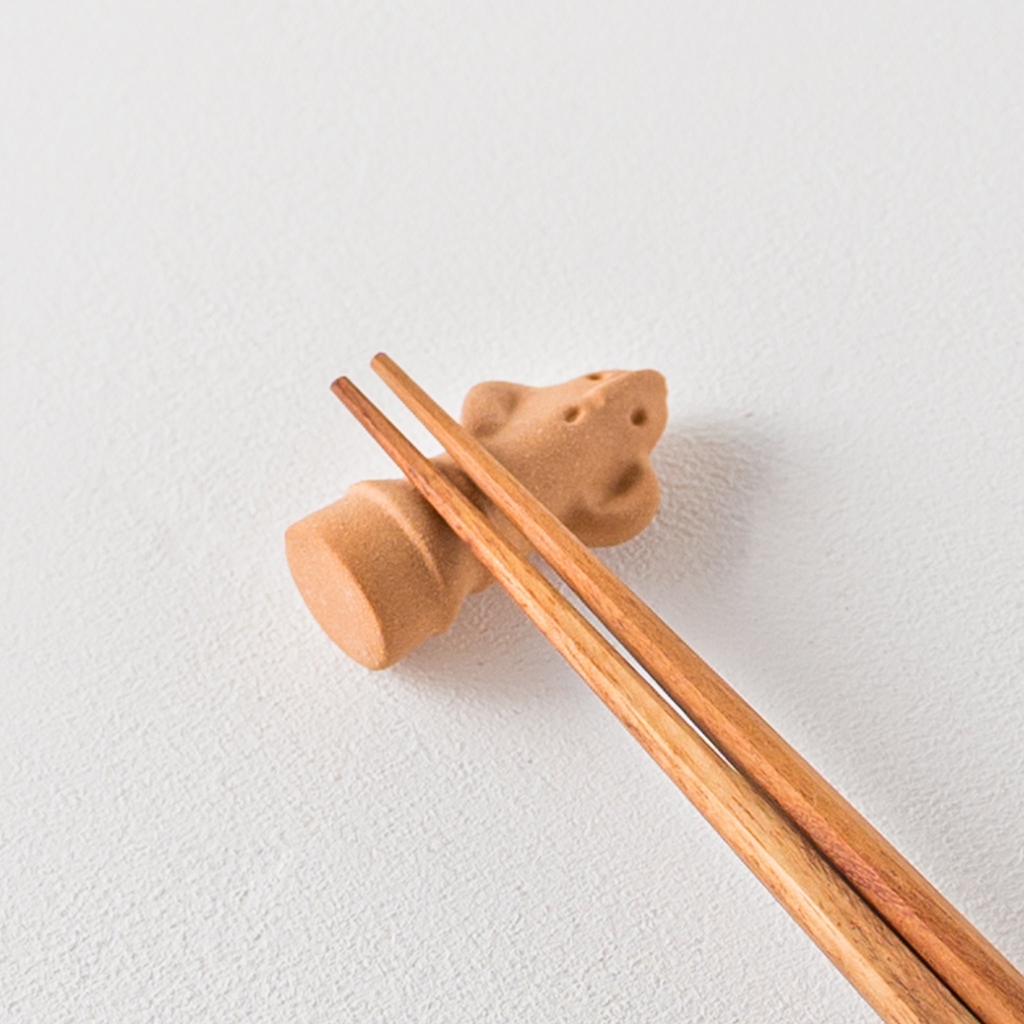 Cute haniwa chopstick rest from Ihoshiro kiln
