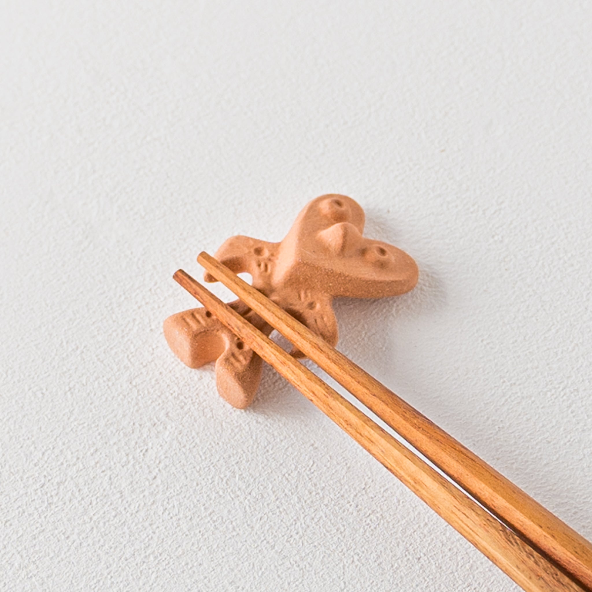 Cute heart-shaped clay figurine chopstick rest from Ihoshiro kiln