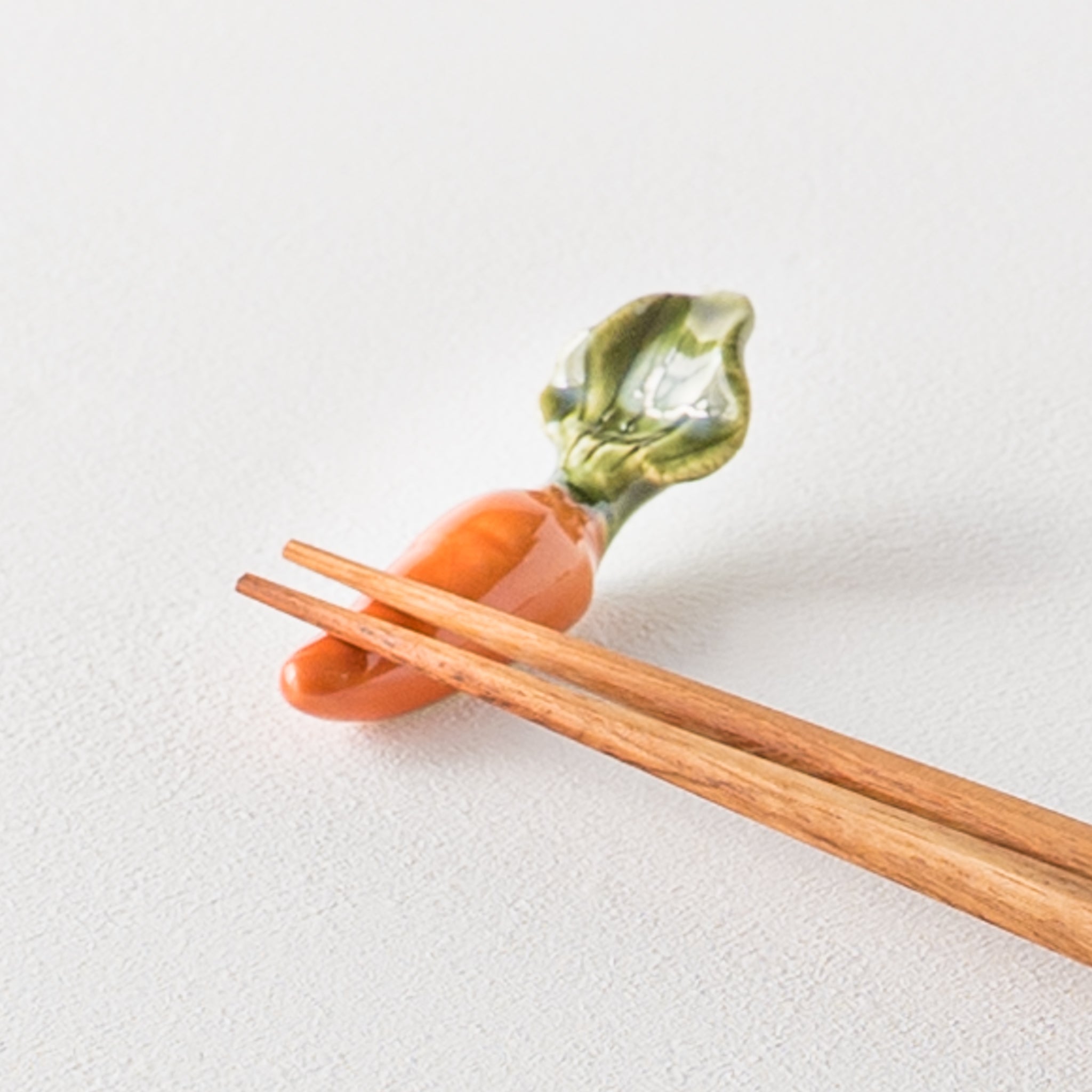 Cute carrot chopstick rest from Ihoshiro kiln