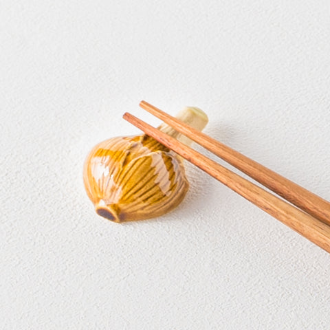 Cute onion chopstick rest from Ihoshiro kiln