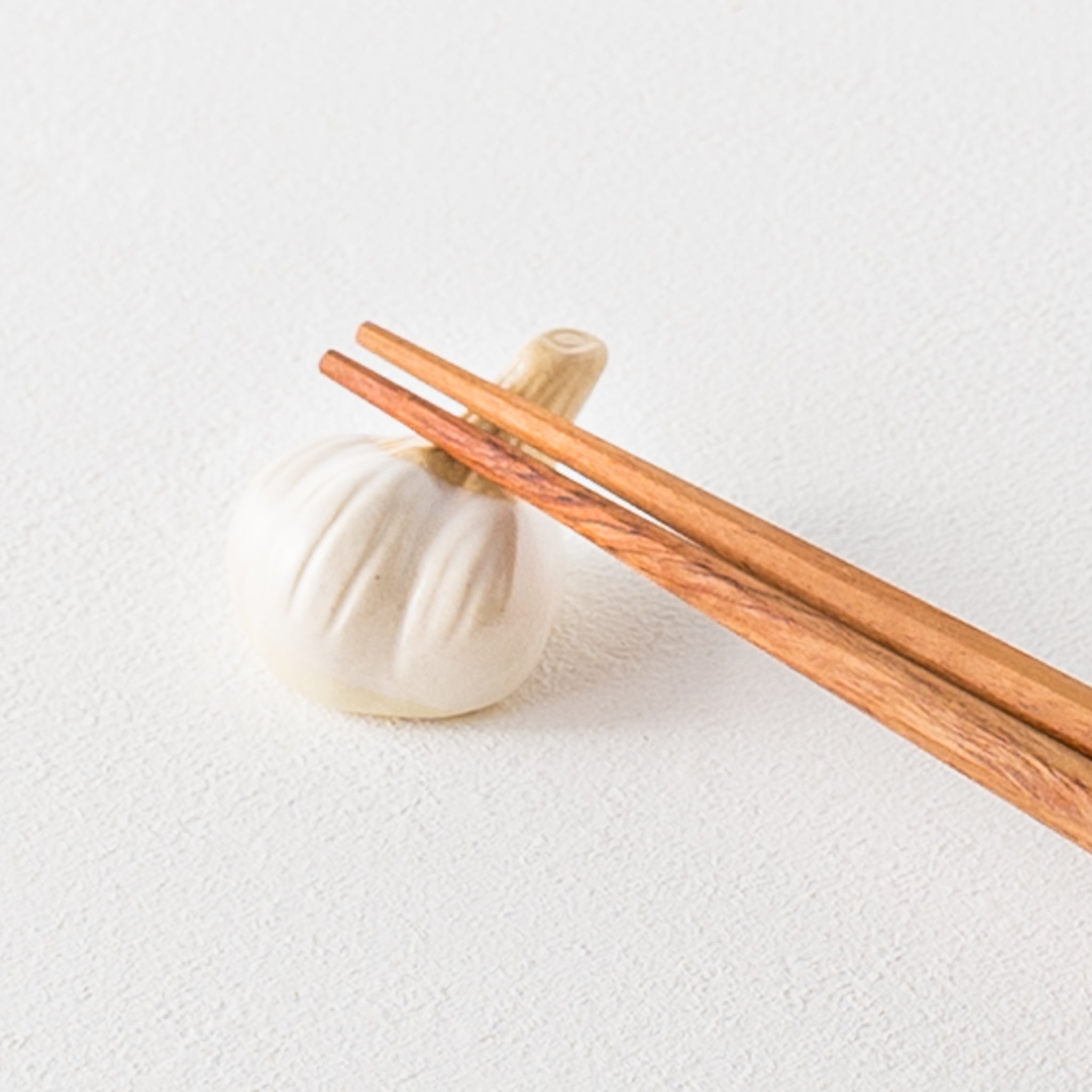 Cute garlic chopstick rest from Ihoshiro kiln