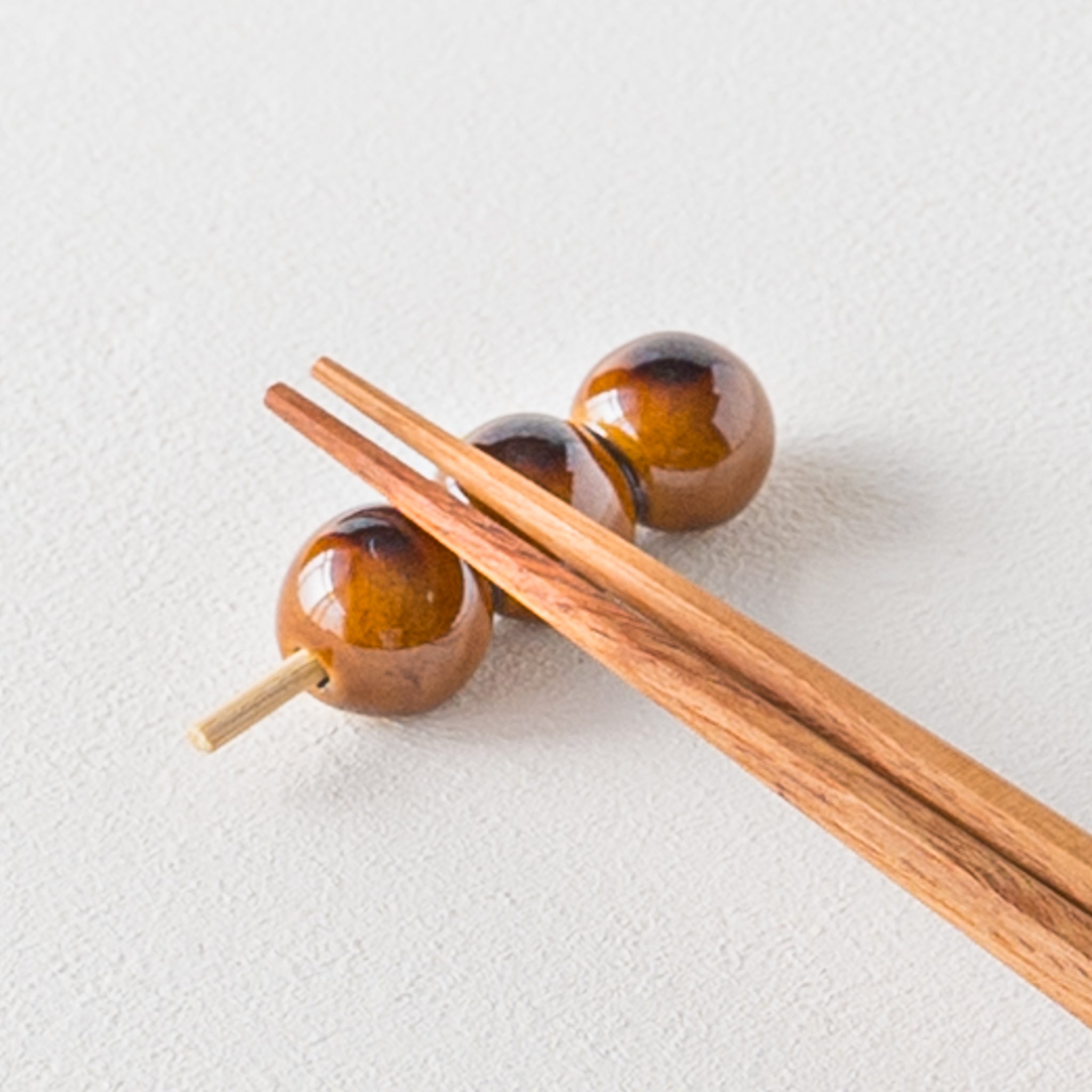 Mitarashi dango chopstick rests from Ihoshiro kiln that make you feel happy