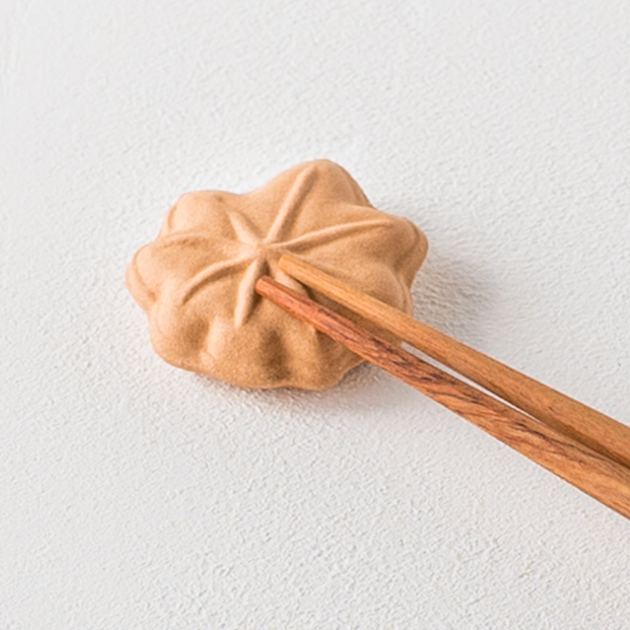 Momiji manju chopstick rest from Ihoshiro kiln with a nice texture like the real thing