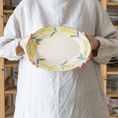 ふんわり優しいミモザに癒される森野奈津子さんの楕円リム皿