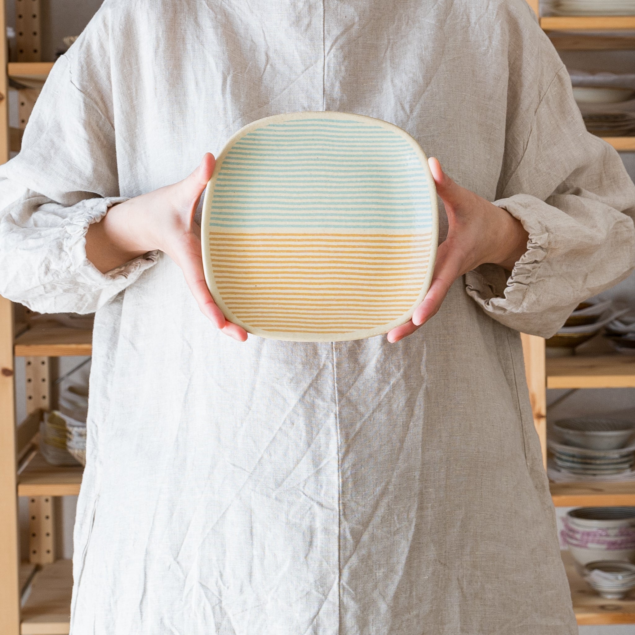 Hanako Sakashita's kneaded square plate that makes eating bread fun