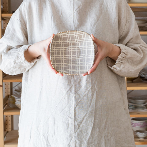 Square bowl kneaded by Hanako Sakashita, with a stylish and cute lattice pattern