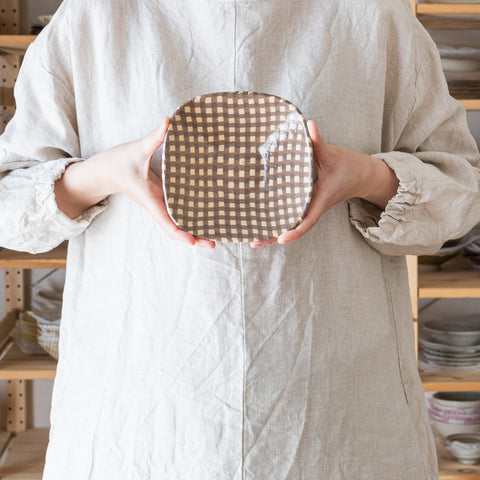 A square bowl made by Hanako Sakashita with a cute dark brown gingham check.