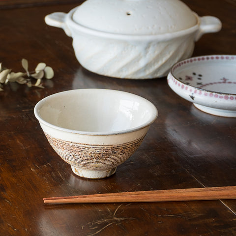 温もりのある食卓にしてくれる古谷製陶所の渕荒横彫めし碗