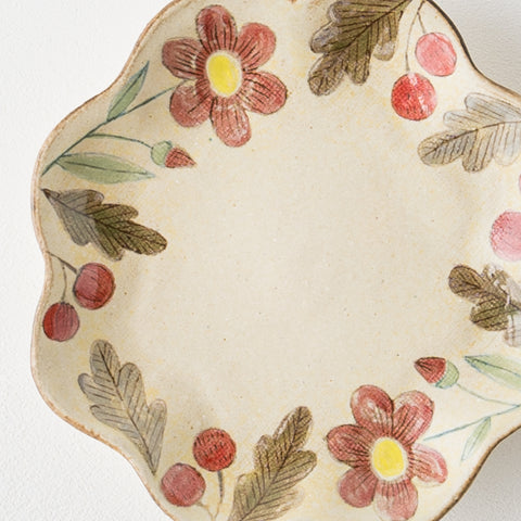 明るく楽しい気分にしてくれる森野奈津子さんの花模様の花型皿