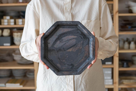 Nobufumi Watanabe's black-glazed octagonal plate that elegantly colors the dining table