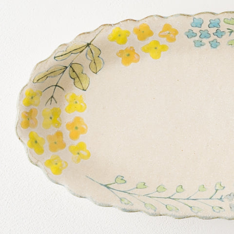 食卓を明るく楽しく彩ってくれる森野奈津子さんの花模様の長皿