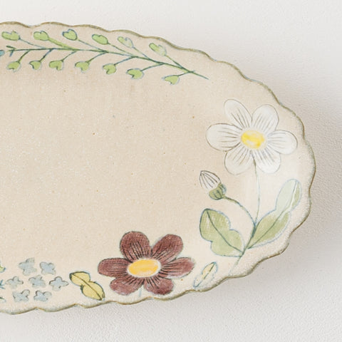 カプレーゼやカルパッチョの盛り付けにぴったりな森野奈津子さんの花模様の長皿