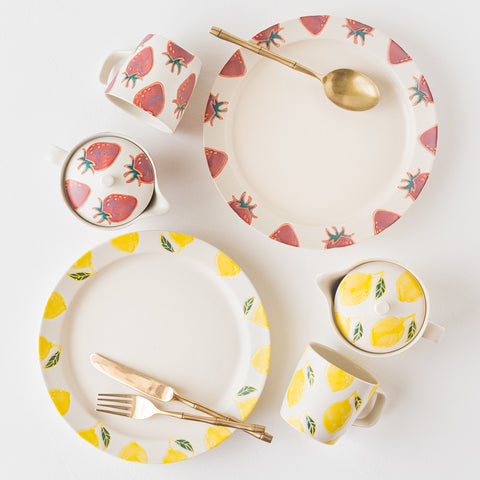 Hasami ware with a fruit pattern that makes the dining table bright and fun