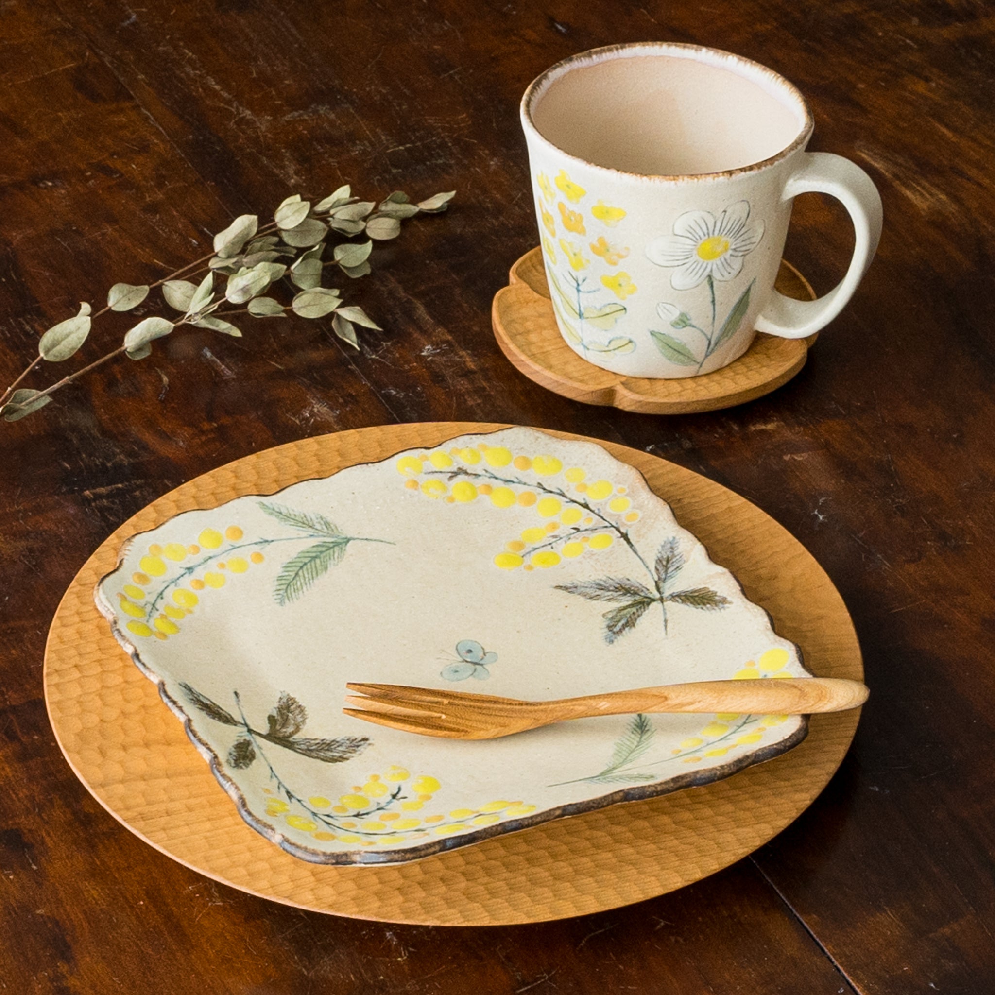 Natsuko Morino's mimosa square plate and mug to enjoy your afternoon snack time