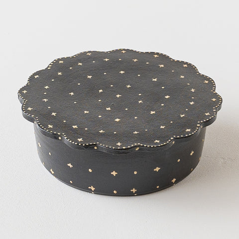 Dora bowl with lid by Aiko Takasu, cute and stylish with a cross and dot pattern