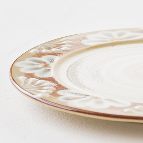 A fine stoneware plate by Adachi No Potari with stylish finger-drawn patterns and patterns.