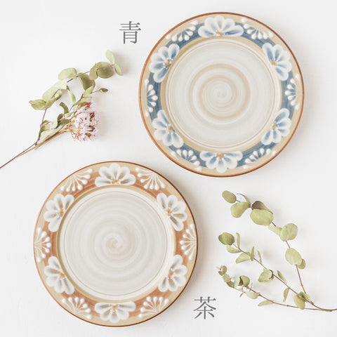 Adachi no Potari's plates with finger-drawn patterns and chinks will add style to your table.