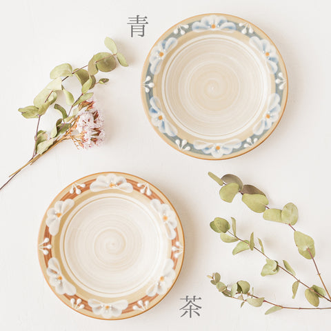 A fine stoneware plate by Adachi No Potari with a stylish art deco flower pattern.
