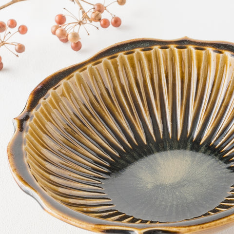 Hana Craft's ring flower striped bowl showing various expressions