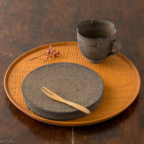 Sakiko Tomibe's iron glaze plate and ring flower mug