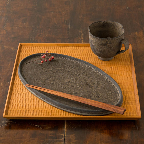 Sakiko Tomibe's Iron Glazed Oval Plate L and Ring Flower Mug