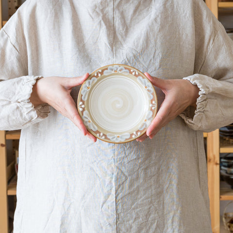 A plate with finger-drawn patterns by Adachi No Potari that will brighten up your dining table.