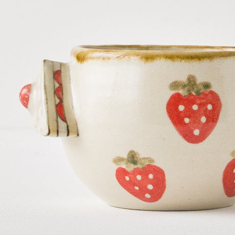 Strawberry mug by Kei Kajita, which softens the heart with a shortcake sticking to it