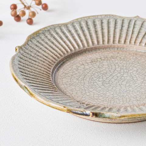 Hana Craft's 7-inch rim wreath striped plate that complements your food