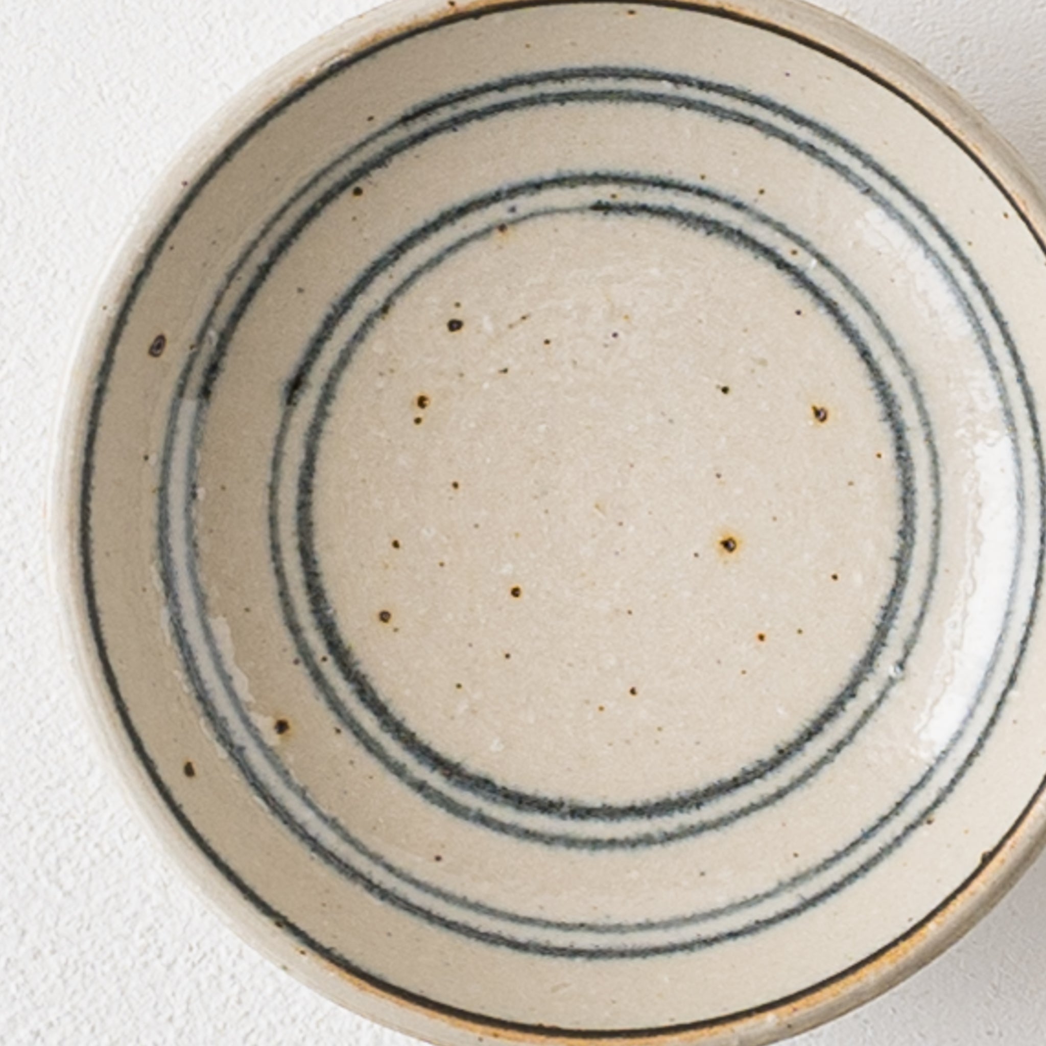 呉須の輪線が美しい冨本大輔さんの3寸皿