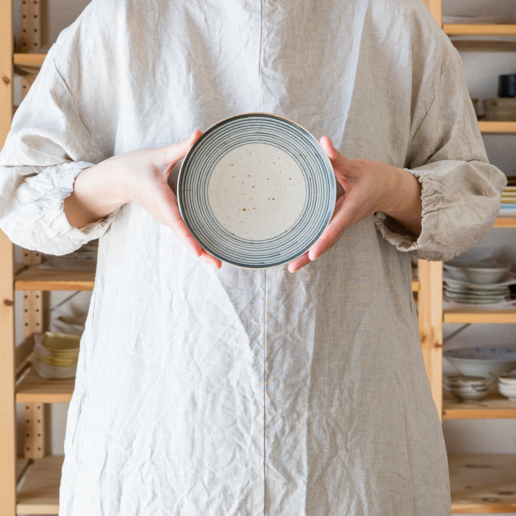 お料理が素敵に引き立つ冨本大輔さんの灰釉染付5寸平皿