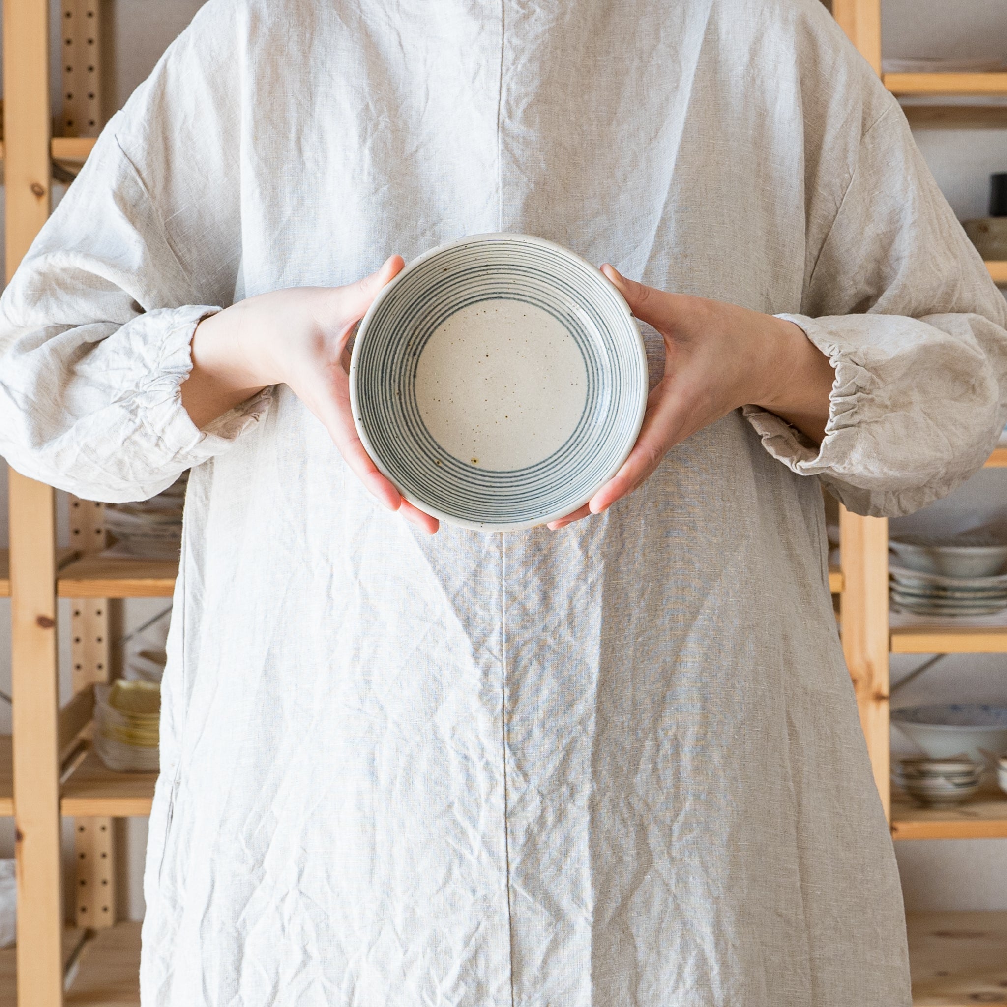 呉須の独楽筋が美しい冨本大輔さんの灰釉染付5寸鉢