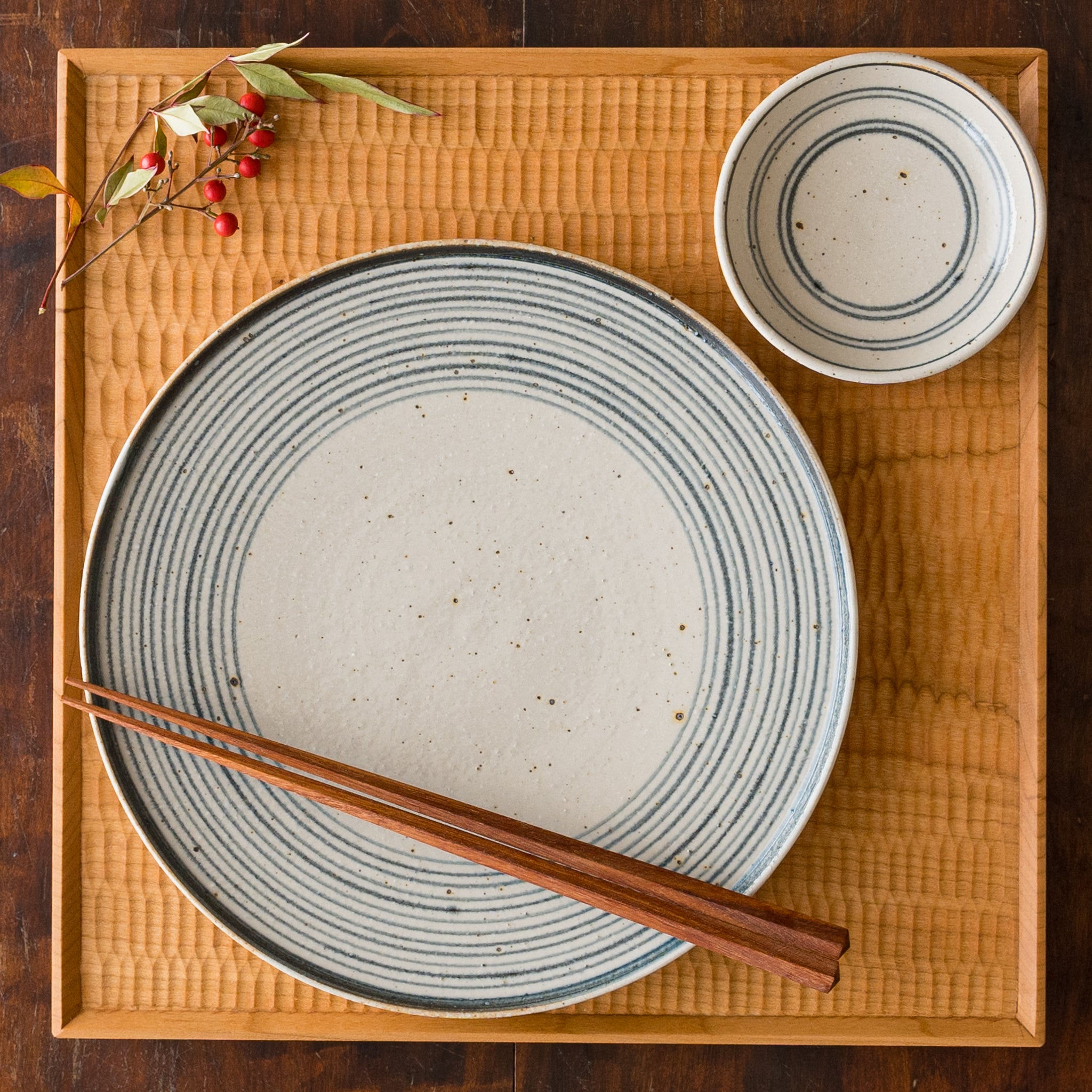 盛り付けたお料理が素敵に引き立つ冨本大輔さんの灰釉染付7寸平皿と3寸皿