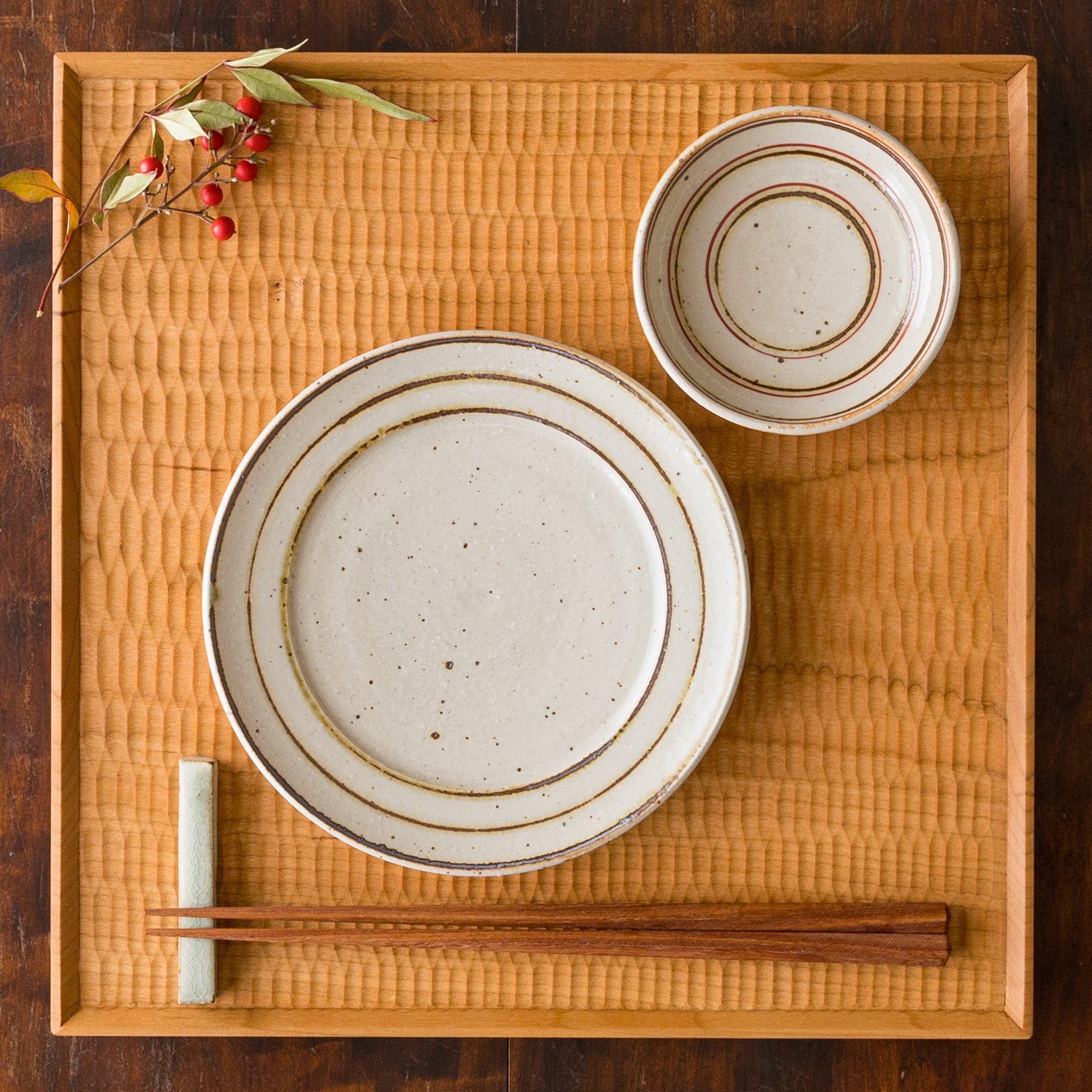 盛り付けたお料理が素敵に映える冨本大輔さんの灰釉鉄絵5寸リム皿と3寸皿
