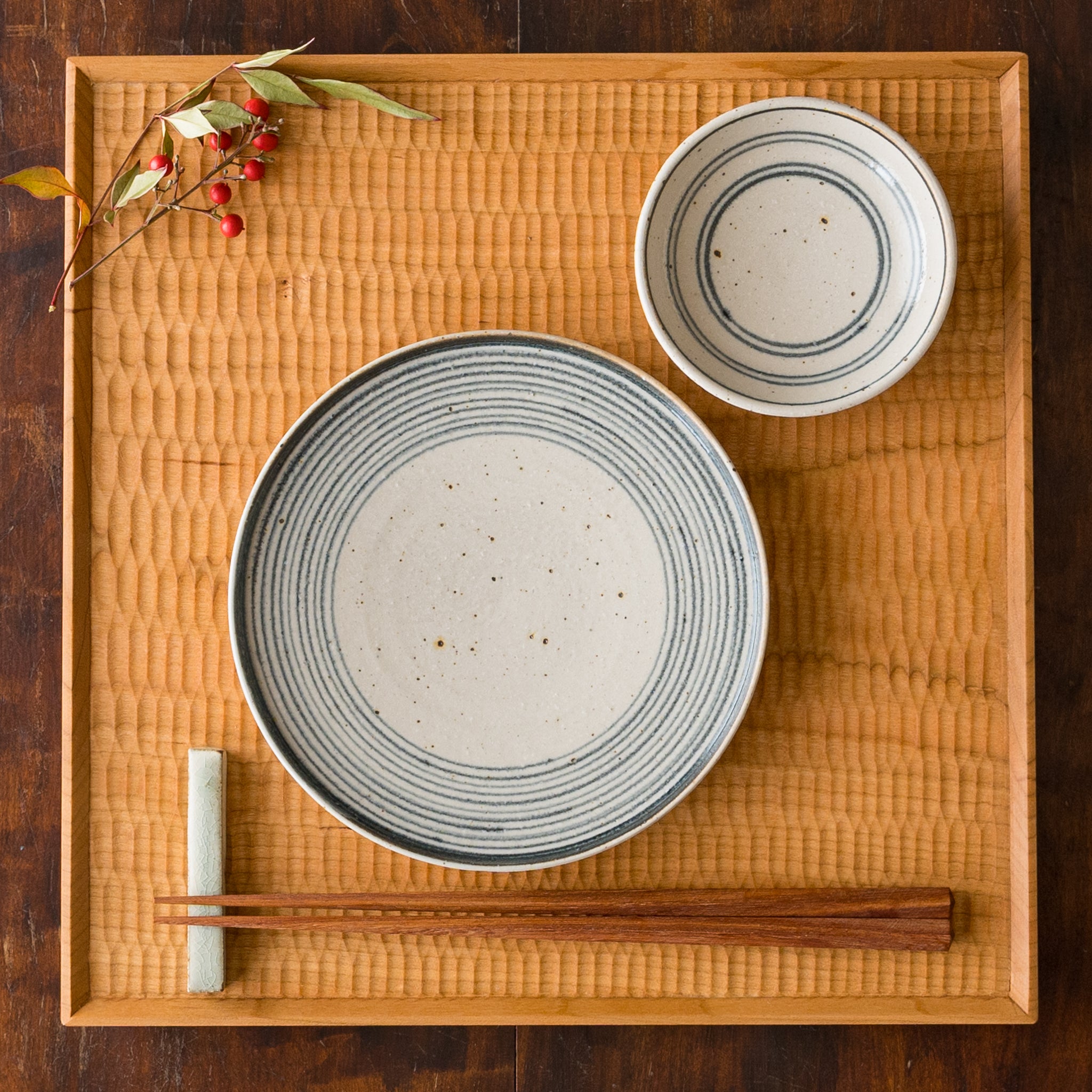 盛り付けたお料理が引き立つ冨本大輔さんの灰釉染付5寸平皿と3寸皿