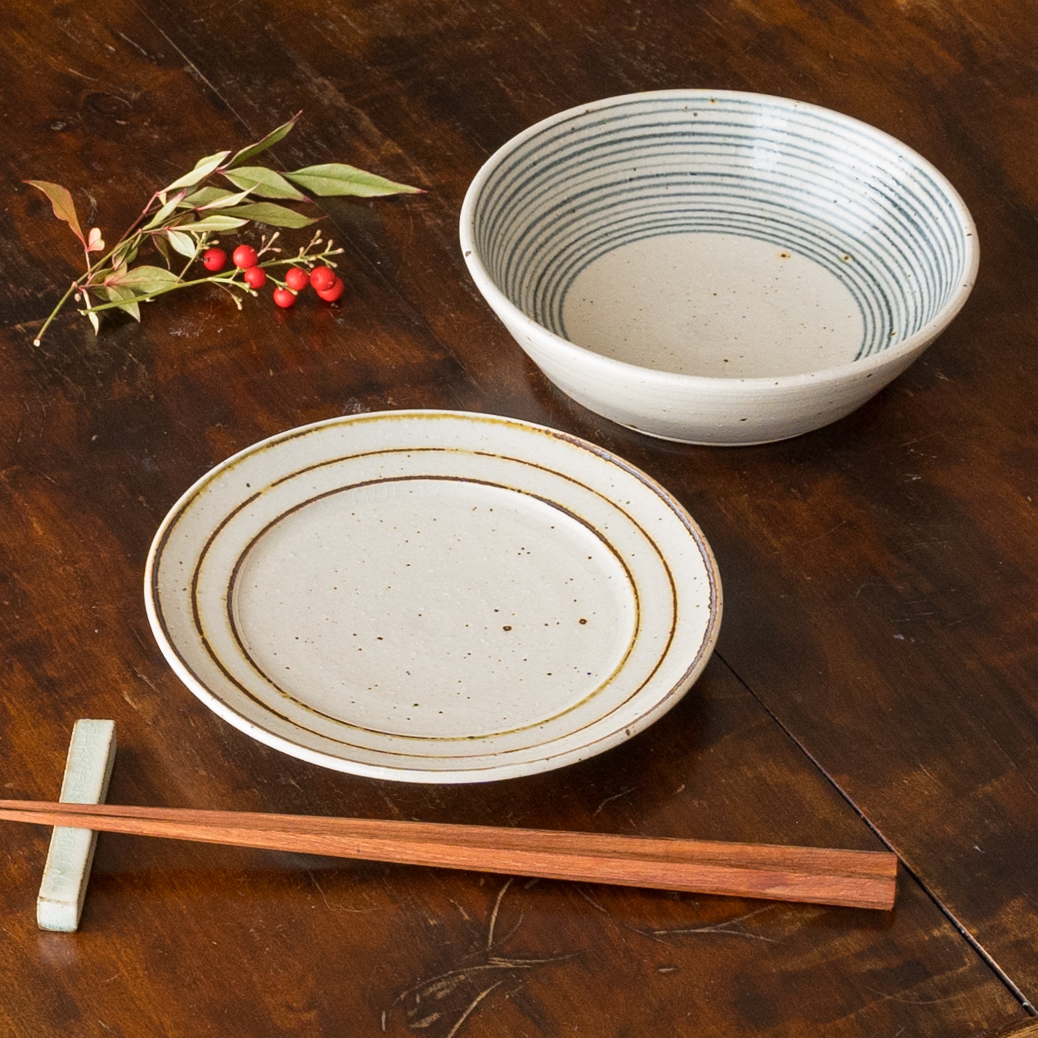 お料理が美しく引き立つ冨本大輔さんの灰釉染付5寸鉢と鉄絵5寸リム皿