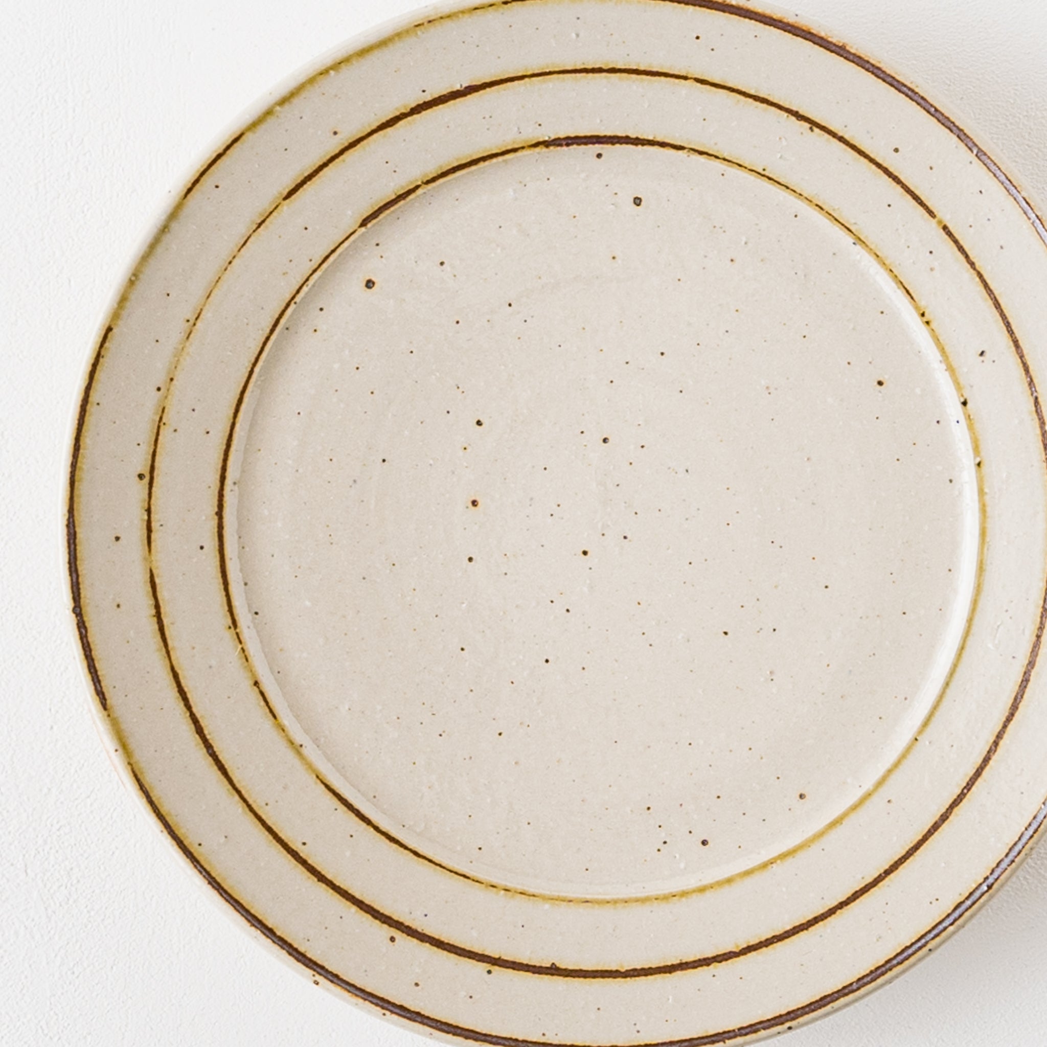 鉄絵の独楽筋がおしゃれで素敵な冨本大輔さんの灰釉鉄絵7寸リム皿