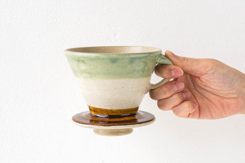 榎田智さんの陶器のコーヒードリッパー