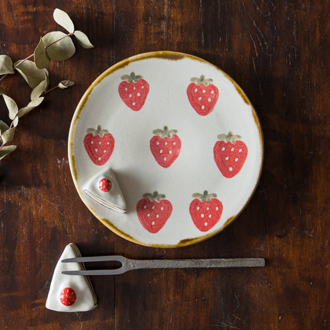 Fashionable and cute strawberry round plate by Kei Kajita